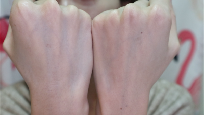 超肌光擊黑校色霜（左）vs肌光鑽白霜（右）