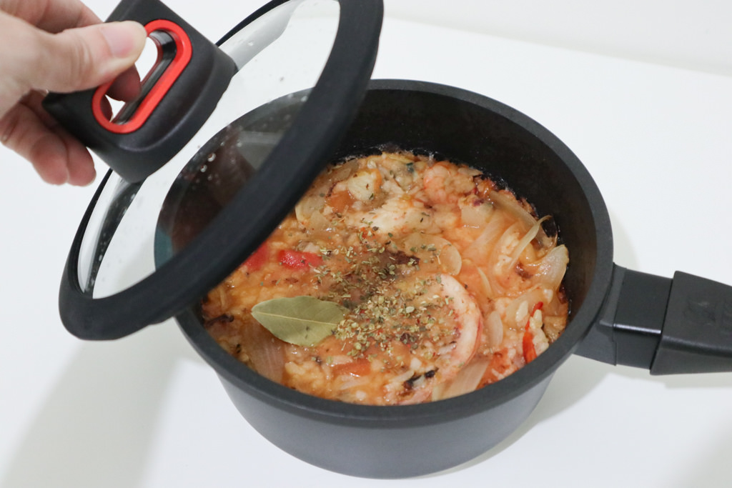 貝卡BEKA黑鑽陶瓷單柄附蓋湯鍋一個人料理番茄海鮮燉飯