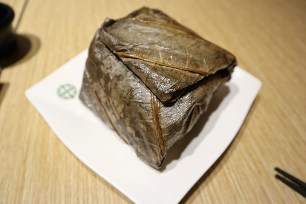 古法糯米雞 NT$158 Glutinous Rice with Lotus Leaf もちごめお強 연잎 닭고기찹쌀찐밥